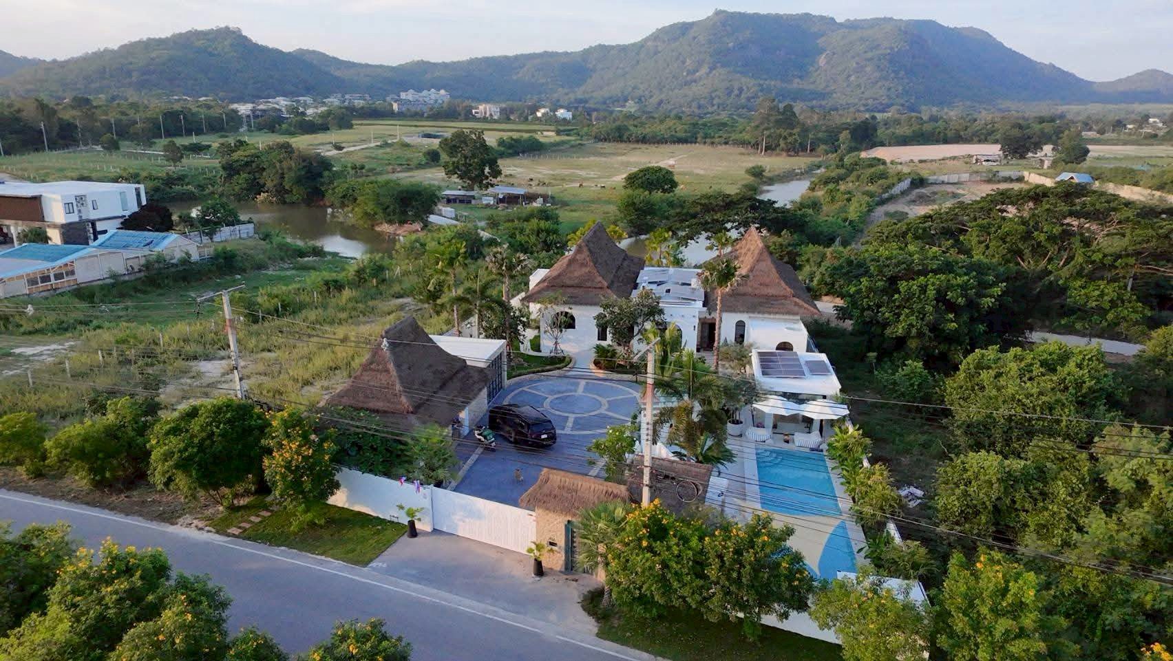 LINE_ALBUM_1652569 BE_260516_25 4 Bedroom 5 Bathroom Villa In Hua Hin HH-109