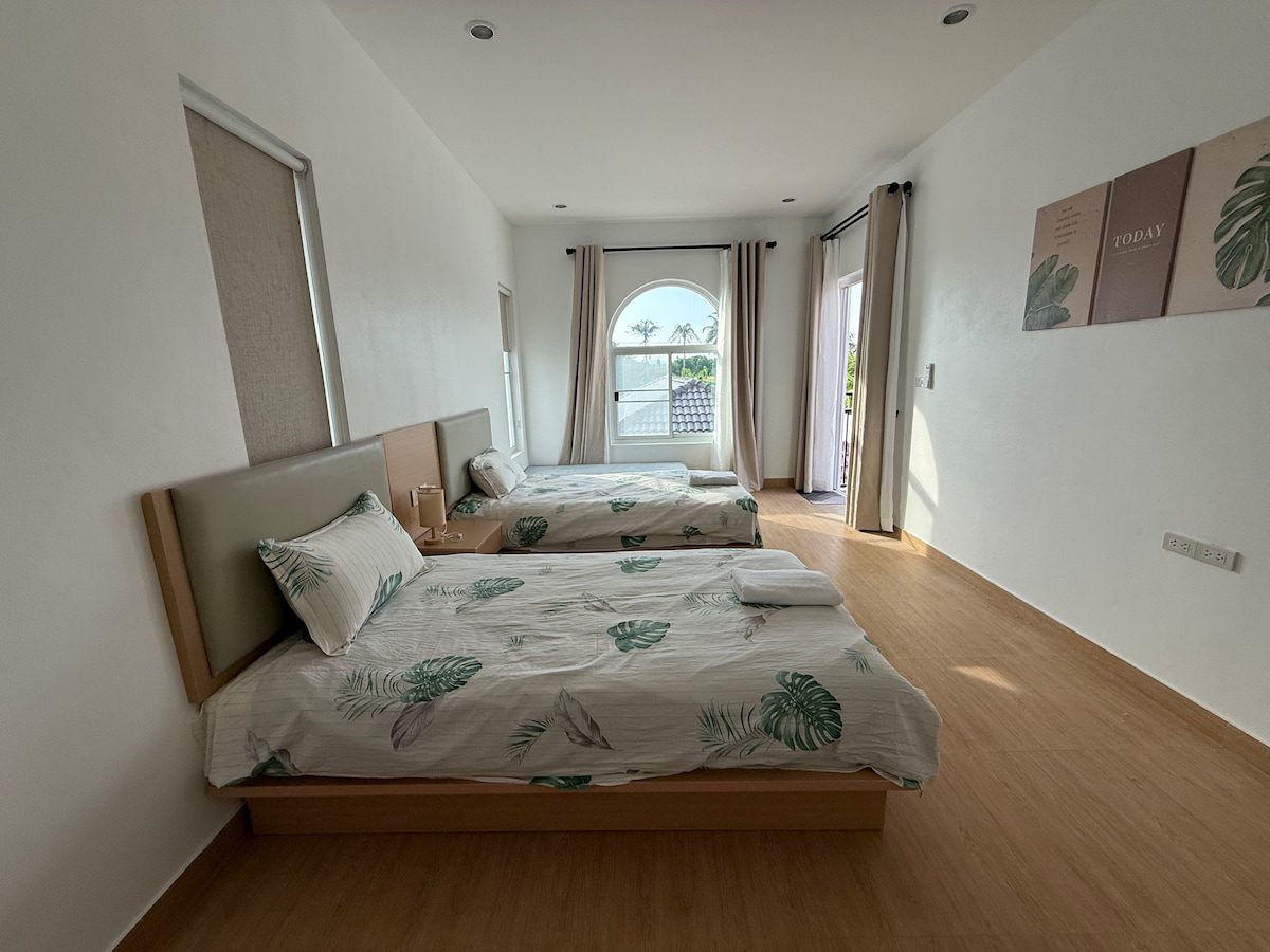 5 Bedroom 5 Bathroom Pool Villa in Hua Hin HH-128
