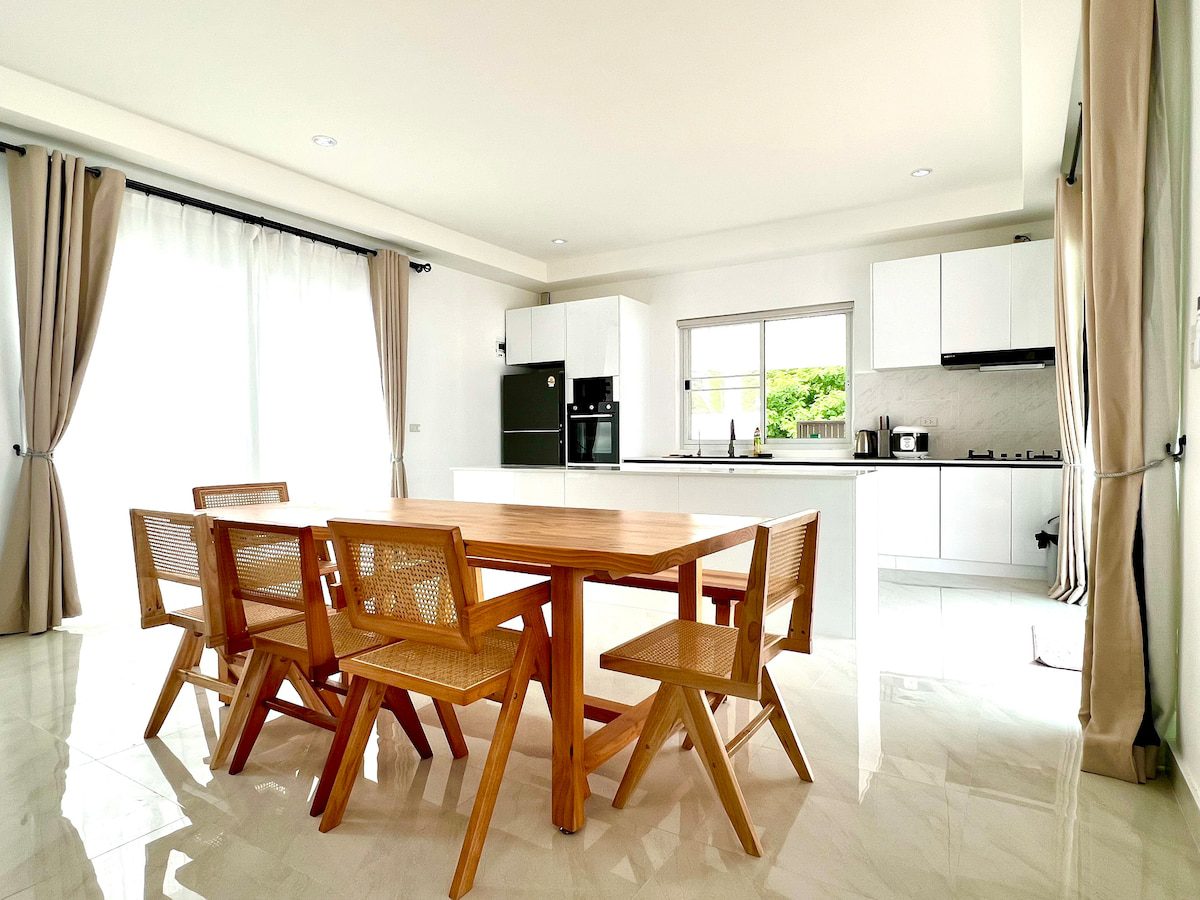 4 Bedroom 4 Bathroom Pool Villa in Hua Hin HH-127