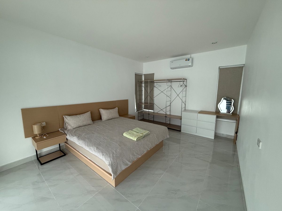 4 Bedroom 4 Bathroom Pool Villa in Hua Hin HH-126