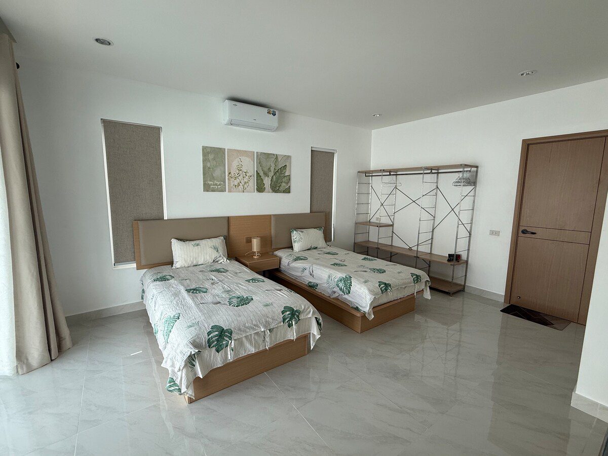 5 Bedroom 5 Bathroom Pool Villa in Hua Hin HH-128