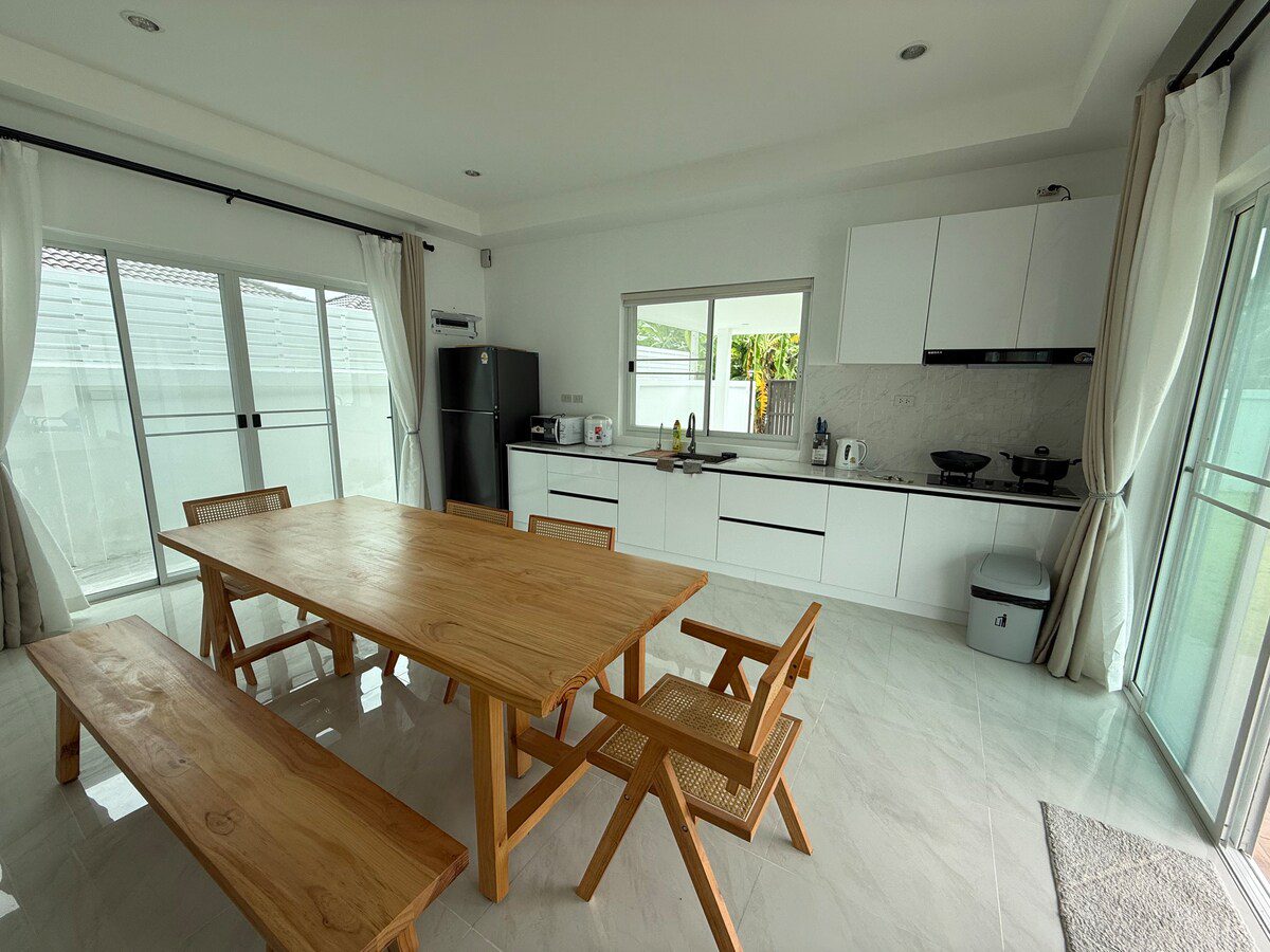 4 Bedroom 4 Bathroom Pool Villa in Hua Hin HH-126