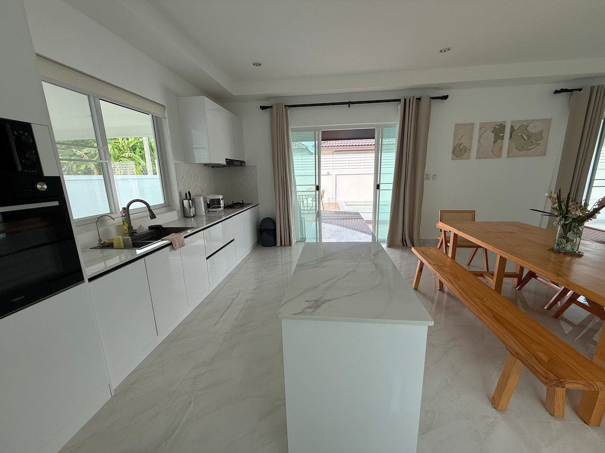 5 Bedroom 5 Bathroom Pool Villa in Hua Hin HH-128