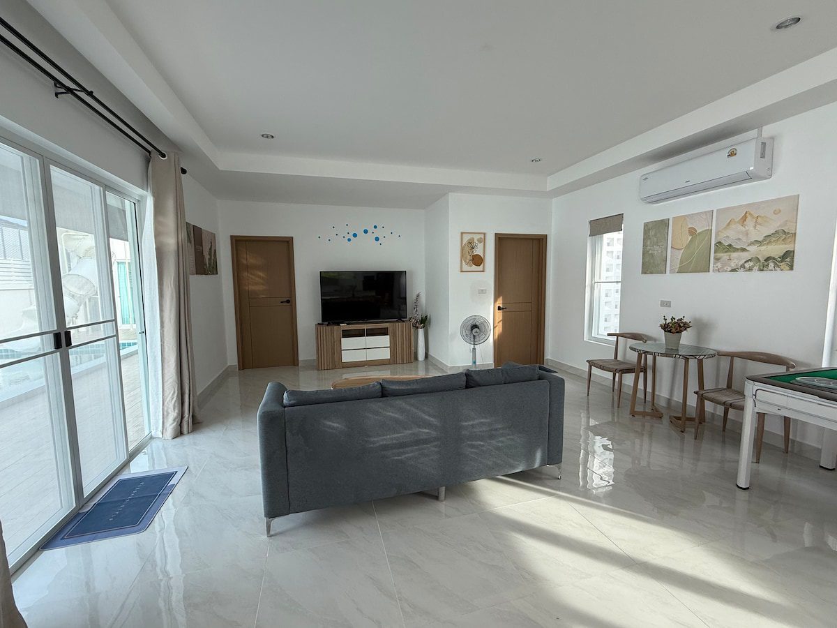 5 Bedroom 5 Bathroom Pool Villa in Hua Hin HH-128