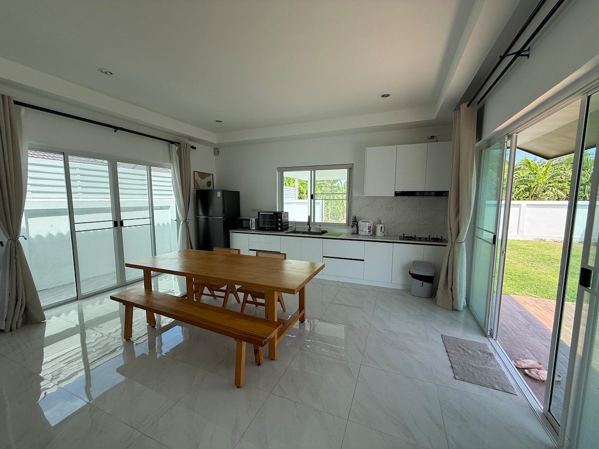 4 Bedroom 4 Bathroom Pool Villa in Hua Hin HH-126
